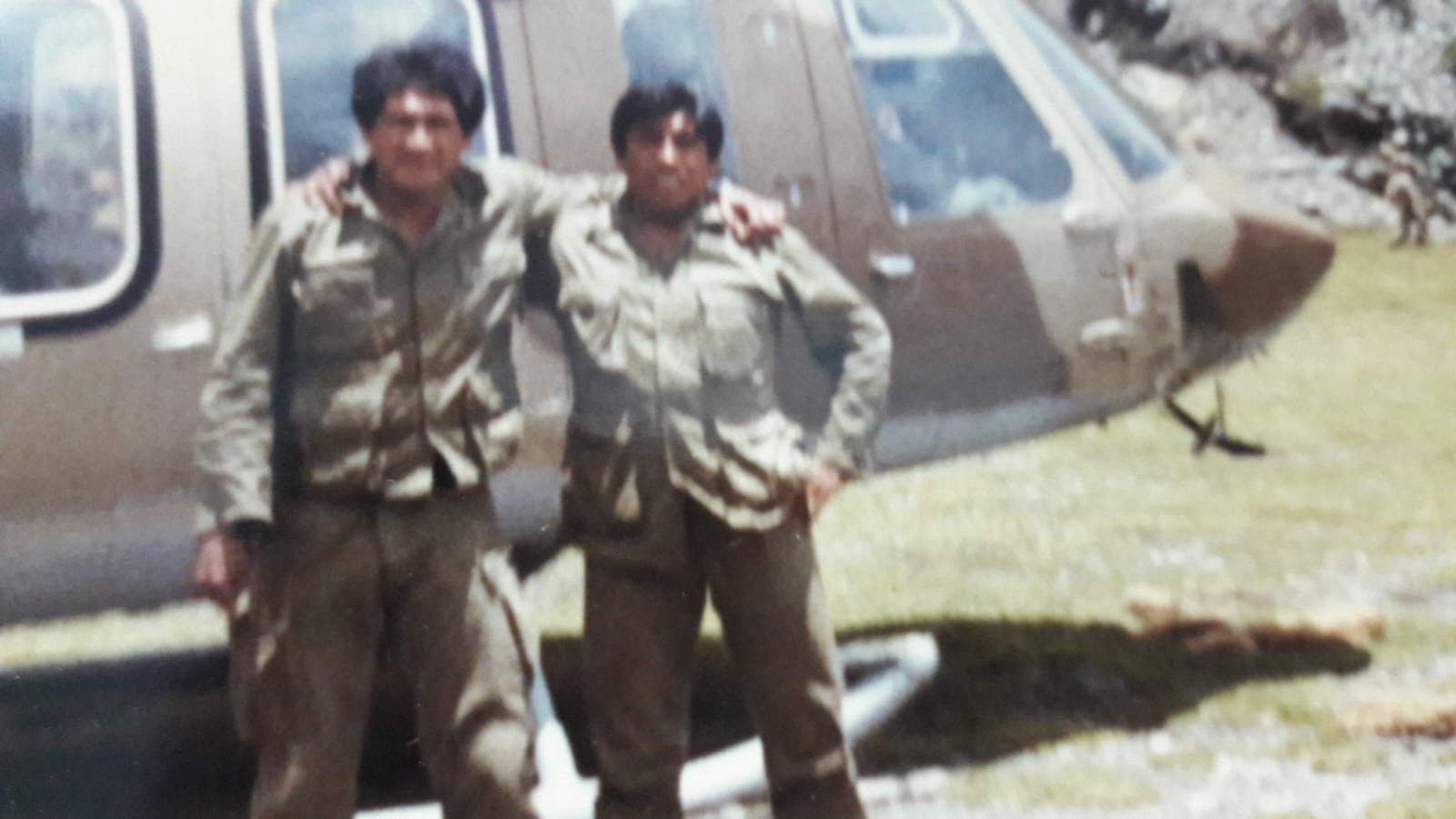 Soldado en entrenamiento de infantería con uniforme militar y equipo táctico en campo abierto